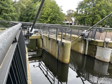 Zweifeldriges Klappwehr der Schleuse Poppenbüttel